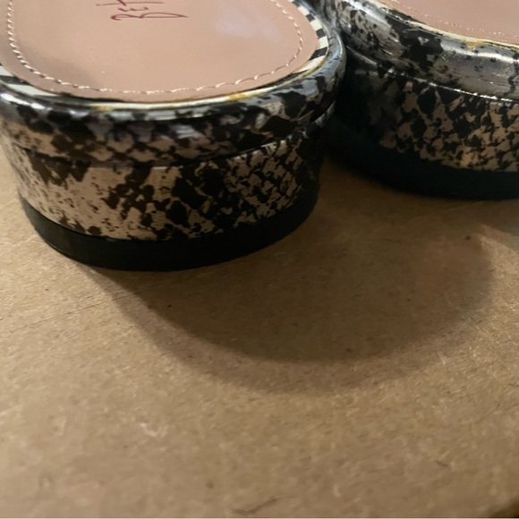 Betsey Johnson Women's Willet Jeweled Slide Flat Sandals size 9 - Picture 2 of 8